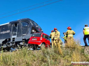 Wypadek pod Kutnem! Auto wjechało pod pociąg, poważnie ranny 71-letni kierowca 