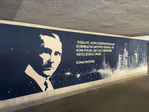 Przejście na stacji Warszawa Wschodnia ozdobił wizerunek Romana Dmowskiego