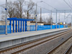Nowe wiaty chronią już podróżnych na przebudowywanym peronie w Kościanie