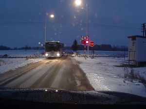 Autobus szkolny zdążył na czerwonym świetle na chwilę przed pociągiem