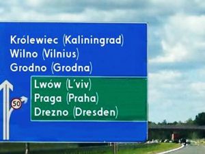 Nazwy zagranicznych miast na znakach drogowych będą zapisywane także po polsku