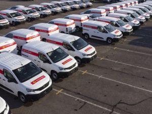 Nowa flota Poczty Polskiej w komplecie. Dotarło łącznie ponad tysiąc nowych samochodów dostawczych 