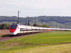 Premiera Giruno – pociągu Stadlera przeznaczonego do jazdy w Tunelu Świętego Gotarda 