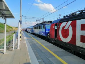 Bratnia pomoc lokomotywy Kolei Austriackich, Vectron ÖBB na czele składu TLK Galicja PKP Intercity.