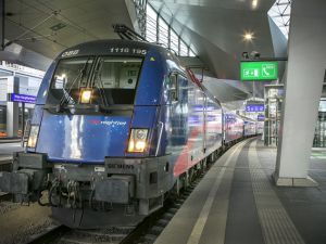 Strajk ostrzegawczy kolejarzy w Austrii, jutro wszystkie pociągi staną w miejscu