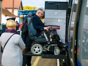 Osoba z niepełnosprawnością w pociągu – analiza UTK
