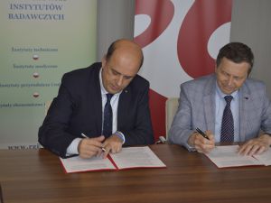 Poczta Polska wspólnie z Radą Główną Instytutów Badawczych na rzecz elektromobilności