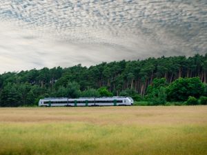 Alstom i VMS prezentują w Niemczech nowy pociąg elektryczny zasilany bateryjnie.