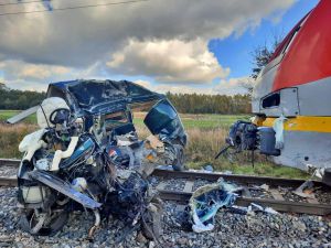 Znowu wypadek na przejeździe drogowo-kolejowym. Nie żyje 31-letni kierowca.
