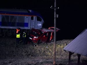 Samochód zderzył się z pociągiem. Matka z dwójką dzieci trafiła do szpitala