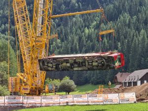 W miesiąc po wypadku potężny żuraw podniósł wagon austriackiej kolejki Murtalbahn z koryta rzeki Mur