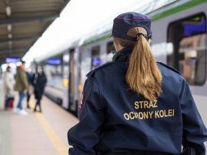 Agresywny pasażer pociągu kopnął funkcjonariuszkę SOK