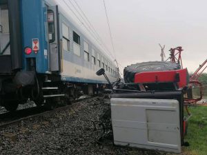 Poważny wypadek na Węgrzech. W miejscowości Újfehértó traktor zderzył się z dwoma pociągami 