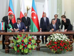 Minister Adamczyk podpisał memorandum o współpracy z Azerbejdżanem