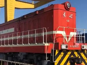 Według czeskiej Alzy, transport z Chin koleją jest tańszy od transportu drogą morską.
