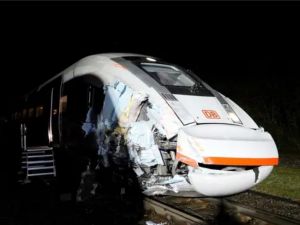 ICE DB z 550 pasażerami zderzył się z pociągiem regionalnym