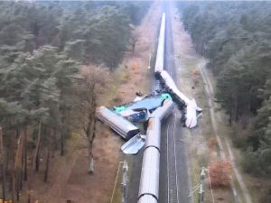 Zderzenie pociągów towarowych w Niemczech, z uszkodzonych wagonów ulatnia się gaz