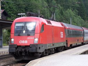 Przemówienie Hitlera zamiast informacji i komunikatów dla pasażerów w pociągu ÖBB
