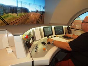 Szkolenie maszynistów na symulatorach podnosi ich kwalifikacje i poprawia bezpieczeństwo kolei