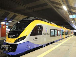 Podróżni Kolei Małopolskich mogą już korzystać z biletomatów w pociągach