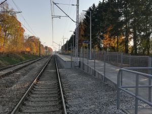 Podróżni korzystają z nowych peronów pomiędzy Olsztynem a Iławą