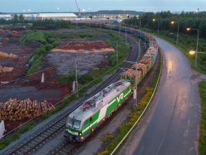 Rekordowy pociąg VR przewożący surowe drewno kursuje między Pietarsaari a Ylivieska w Finlandii.