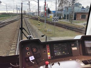 Maszyniści Warszawskiego Metra rozpoczęli szkolenia w pojeździe "Skoda Varsovia" na torze w Velimie.