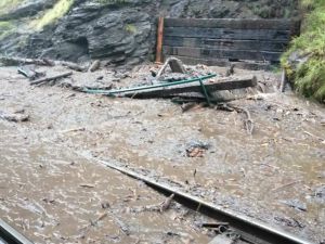 Z powodu osuwisk i powodzi Austria zamyka dwie główne linie kolejowe przez Alpy.