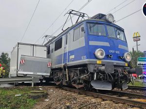 Zderzenie auta dostawczego z pociągiem PKP Intercity w Ursusie