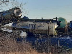 Dziesiątki wagonów z olejem opałowym wypadło z torów w pobliżu miasta Kowrow (Rosja)
