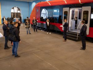 Alstom i Duńskie Koleje Państwowe (DSB) prezentują model wagonu w skali 1:1 nowego pociągu IC5