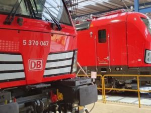 4  nowe lokomotywy Vectron MS dla DB Cargo Polska stoją już gotowe w zakładzie Siemensa