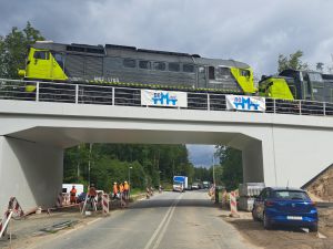 Lokomotywa sprawdziła nowe wiadukty kolejowe w Kartuzach