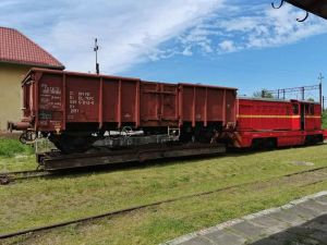 Wagon normalnotorowy na transporterze już wkrótce pojawi się w pociągu "Koszalińskiej Wąskotorówki".