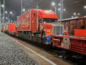 Świąteczny pociąg Coca-Coli i DB Cargo dotarł do pierwszej stacji na swojej trasie po Niemczech