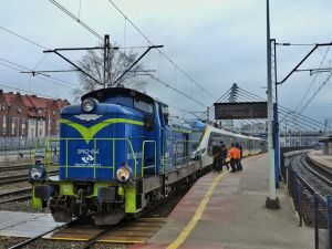 Uszkodzenie słupa trakcyjnego przyczyną problemów w kursowaniu pociągów przez Opole!