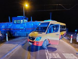 Lokomotywa wjechała w autobus komunikacji miejskiej. Pojazd stał na przejeździe kolejowym (zdjęcia)