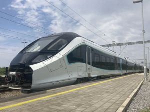 CAF testuje nowy pociąg elektryczny Oxygene przeznaczony dla SNCF na torze w czeskim Velimie