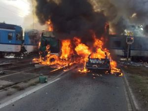 W Ołomuńcu pociąg zderzył się z ciężarówką, doszło do pożaru