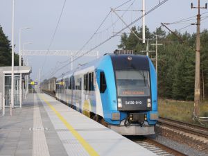 Nowe perony w Szczecinie Zdunowie, Miedwiecku i Grzędzicach zachęcają do podróży koleją 