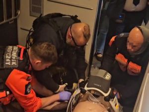 Funkcjonariusze SOK uratowali życie mężczyzny, który stracił przytomność w pociągu pendolino