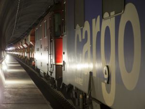 Kolej w Szwajcarii osiąga ponad 74% udział w rynku przewozów towarowych przez Alpy.