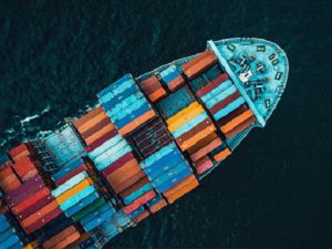 Kontenerowiec Maersk ponownie stracił podczas burzy setki kontenerów  