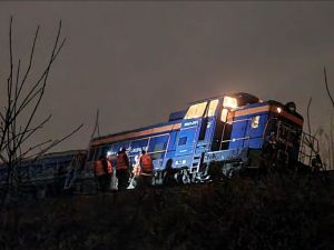 Lokomotywa oraz jeden z wagonów pociągu Grupy ZUE wypadły z torów. 