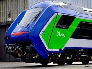 Pociąg hybrydowy na baterie  "Blues Train" Hitachi Rail kończy pierwszą fazę wdrożenia