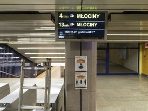 Nowe ekrany informacji pasażerskiej pojawiają się na stacjach warszawskiego metra.