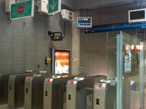 Warszawa: bój o lepszą informację w metrze