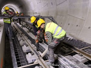 Metro: w tunelach szlakowych już montują szyny