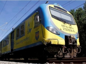 W Opolu toyota wjechała pod pociąg Przewozów Regionalnych