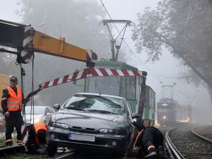 Poznań: samochód na torach tramwajowych